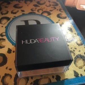 Huda beauty easy bake setting powder (pound cake)